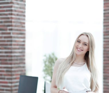 yakın çekim bir zarif genç iş kadını portresi.