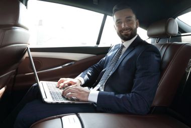 Genç işkadını arabada otururken onu laptop çalışma