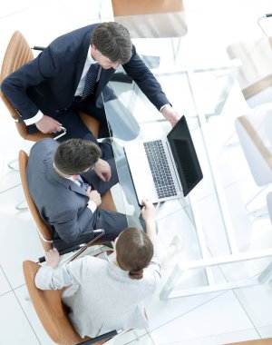 İş takım çalışma masası dizüstü bilgisayar ile çalışma