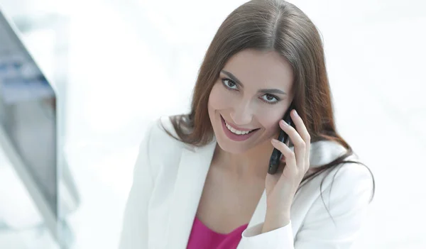 Mujer Gerente hablando por teléfono — Foto de Stock