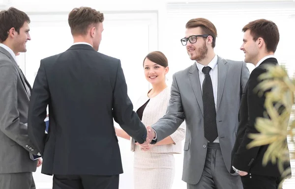 Handshake affärspartners i office — Stockfoto