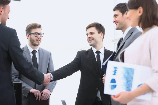 Apretón de manos socios comerciales antes de la reunión de negocios — Foto de Stock