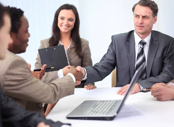 Apretón de manos socios comerciales en una reunión de negocios — Foto de Stock