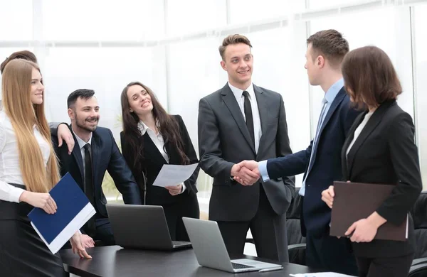 Poignée de main aux partenaires commerciaux lors d'une réunion au bureau — Photo