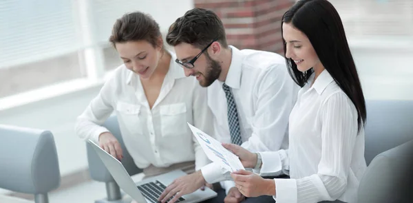 Equipo de negocios que trabaja con los gráficos financieros en la oficina — Foto de Stock