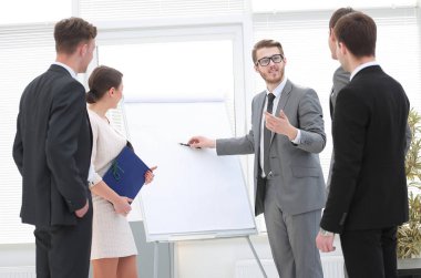 Koç iş takım için iş eğitimi yürütmektedir