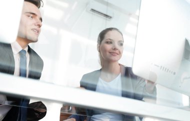 Camın arkasından. İşyerinde meslektaşları