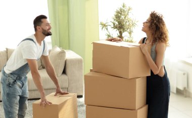 Mutlu ve genç çift kutu