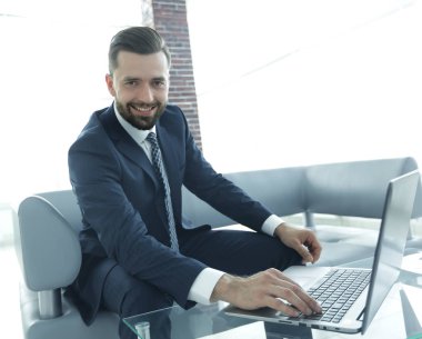 modern insan ofis lobisinde laptop çalışma.