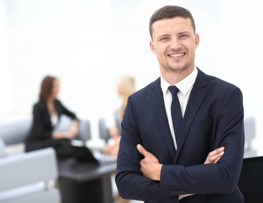 Bulanık arka plandaki başarılı iş adamı