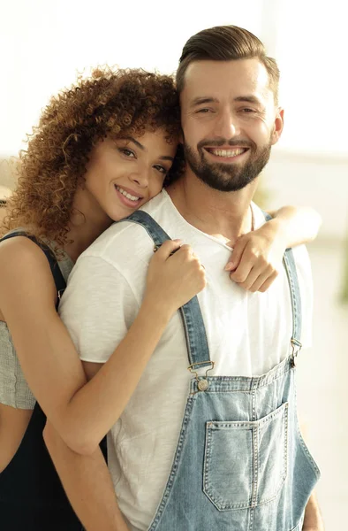 İş elbiseleri içinde bir yeni evli çiftin yakın çekim portre