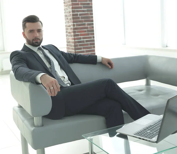 Hombre de negocios sentado en el vestíbulo de una oficina moderna . —  Fotos de Stock