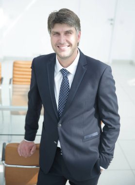 Resepsiyon tarafından ayakta başarılı iş adamı.