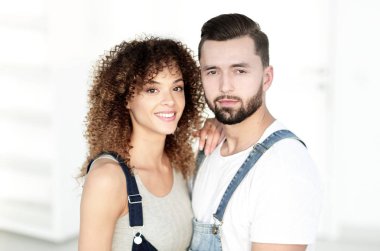 Güzel genç bir çiftin portresi.