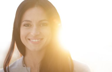 Yakın plan. Mutlu genç bir kadının yüzü.