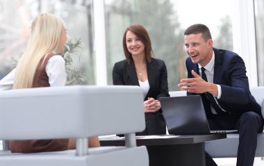 ofis lobisinde konuşurken iş takım