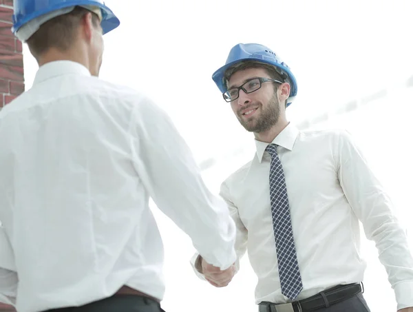 Arquitecto de apretón de manos e ingeniero civil — Foto de Stock