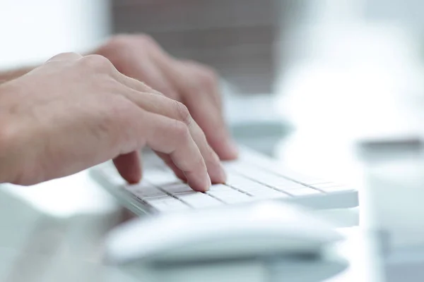 Närbild av hand att skriva text på datorns tangentbord. — Stockfoto