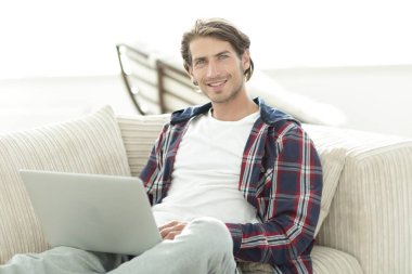 dizüstü bilgisayar ile ciddi genç adam.