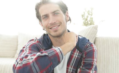 mutlu adam yeni bir daire içinde halı üzerinde oturan.