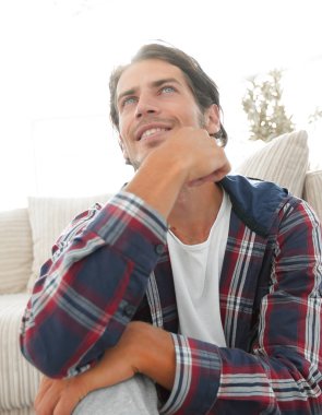 yeni bir daire içinde halı üzerinde mutlu bir adam Close-Up.