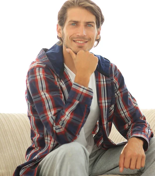 Retrato del hombre moderno sentado en el sofá — Foto de Stock