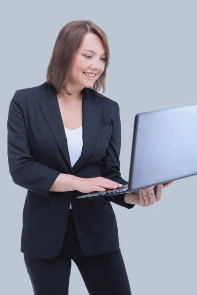 Empresária feliz segurando um laptop com espaço de cópia — Fotografia de Stock
