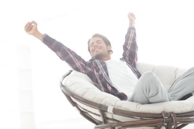 şık adam rahat bir sandalye germe