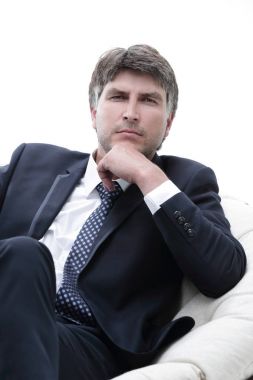 yakın çekim. Kendine güvenen işadamı bir sandalyede oturuyor