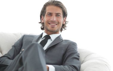 yakışıklı işadamı büyük bir rahat koltukta oturan.