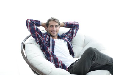 yakın çekim. başarılı bir adam büyük bir yuvarlak rahat sandalyede oturuyor