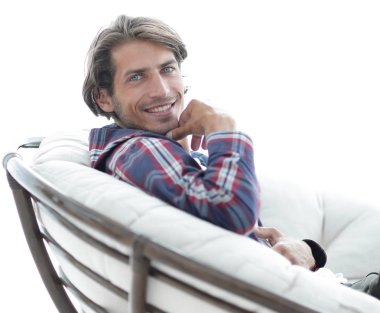 portre. adam büyük bir rahat sandalyede oturuyor dinleniyor.