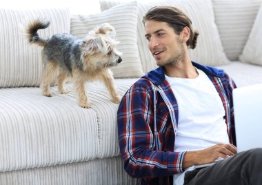 başarılı adam ve onun evde beslenen hayvan içinde rahat bir oturma odası.