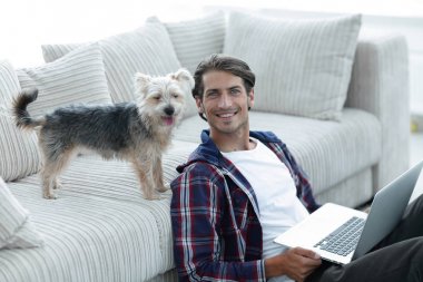 başarılı adam ve onun evde beslenen hayvan içinde rahat bir oturma odası.