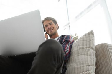 başarılı bir adam bir Smartphone-e doğru bahsediyoruz Close-Up