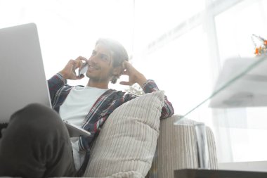 başarılı bir adam bir Smartphone-e doğru bahsediyoruz Close-Up