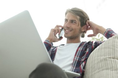 başarılı bir adam bir Smartphone-e doğru bahsediyoruz Close-Up
