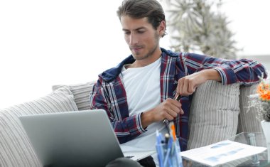 Kendine güvenen adam evden dizüstü bilgisayar ile çalışma. freelancing kavramı