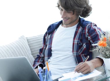 Kendine güvenen adam evde laptop ile çalışma.