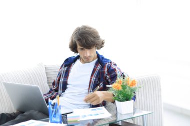 Kendine güvenen adam evde laptop ile çalışma.