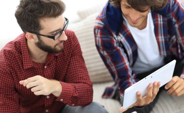 iki creative web tasarımcıları bir tablet ve bir dizüstü bilgisayar ile çalışma.