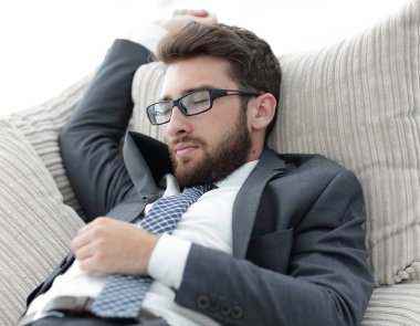 yorgun işkadını kanepede rahatlatıcı.