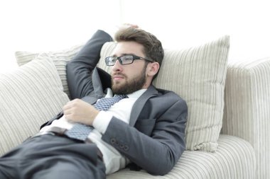 yorgun işkadını kanepede rahatlatıcı.