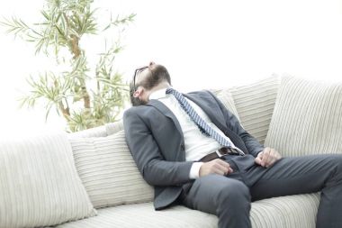 yorgun işkadını kanepede rahatlatıcı.