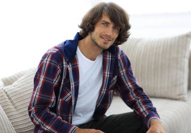 kanepede oturan başarılı yakışıklı olan.