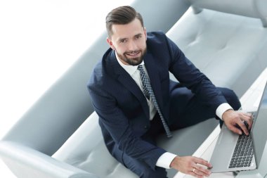 Ofiste dizüstü bilgisayar üzerinde çalışan işadamı Üstten Görünüm