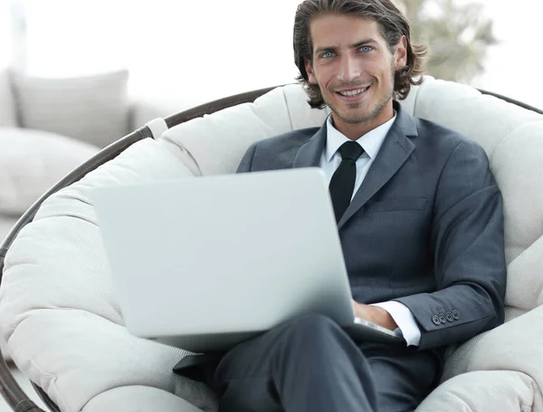 Primo piano di donna d'affari sorridente che lavora con computer portatile in soggiorno . — Foto Stock