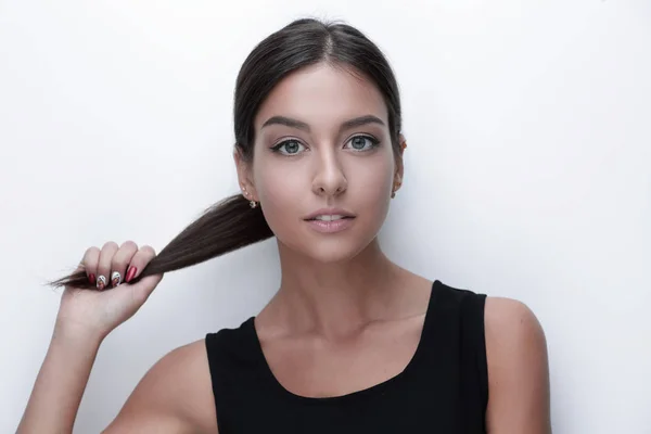 Retrato de uma jovem mulher tocando seu cabelo — Fotografia de Stock