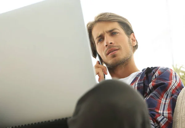 Nahaufnahme eines erfolgreichen Mannes, der mit einem Smartphone spricht — Stockfoto