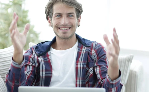 집에서 노트북을 보고 행복 한 성공적인 젊은 사람. — 스톡 사진
